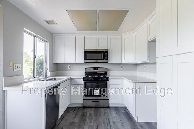 Building Photo - 576 Pine Valley Rd