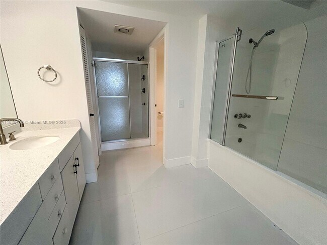 Building Photo - 141 Crandon Blvd