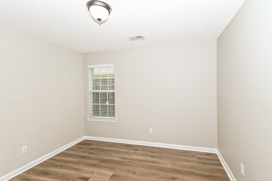 Building Photo - 9876 Southern Oak Way