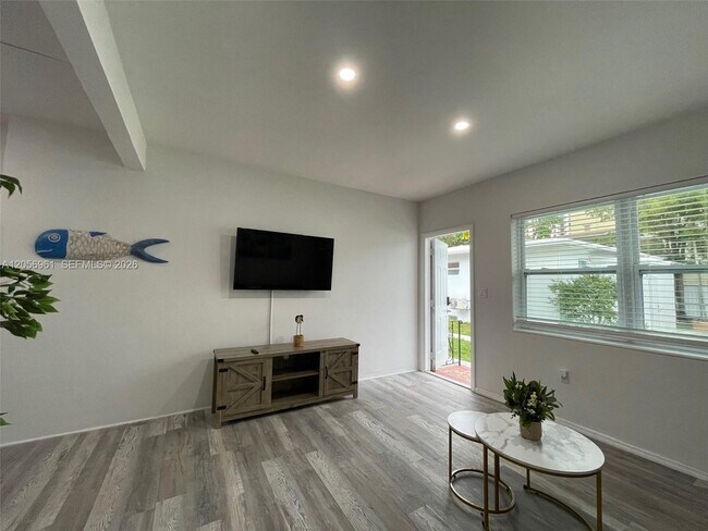 Building Photo - 1117 SW 37th Ave