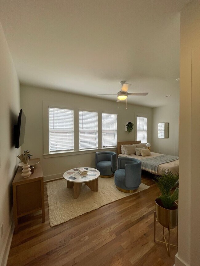 Interior Photo - 449 E. Ponce