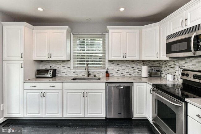 Building Photo - 21820 Leatherleaf Ct