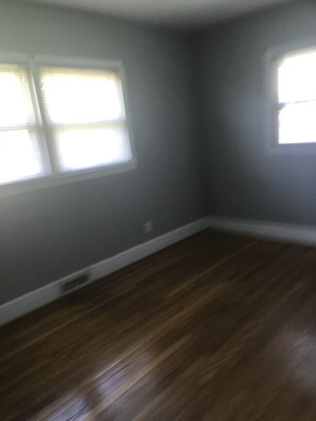 Building Photo - Ranch style 3 bedroom1.5 bath home off S. ...