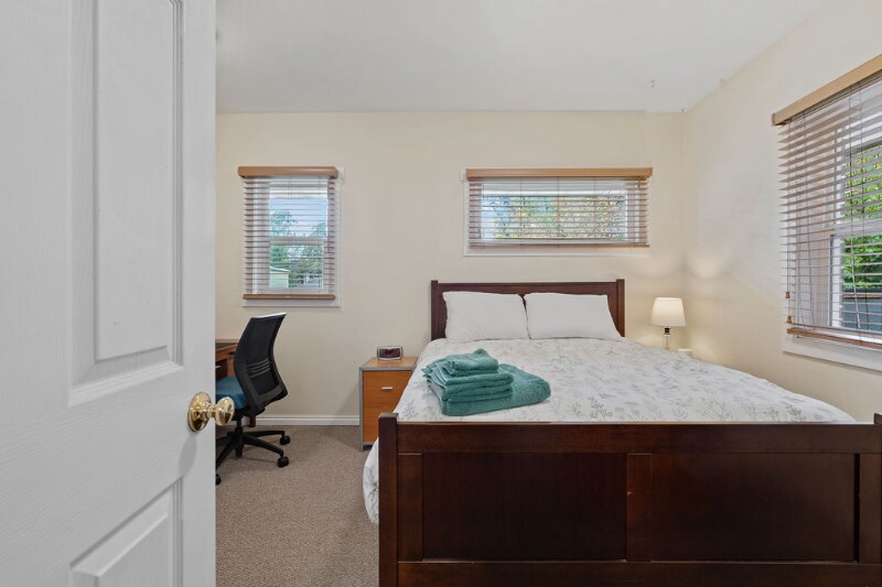 Building Photo - 1086 S Lk St