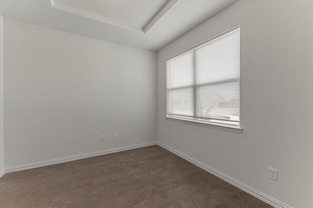Building Photo - 1600 Lake Grove Dr