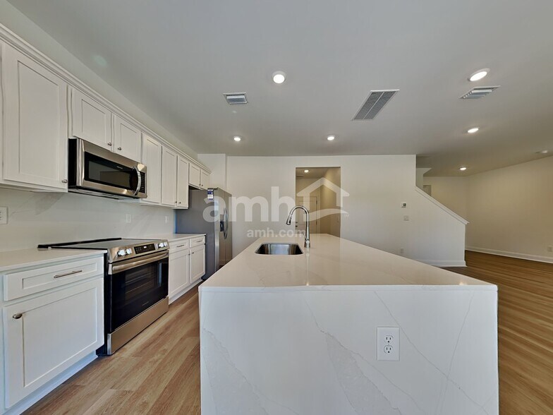 Building Photo - 102 Bellows Bnd