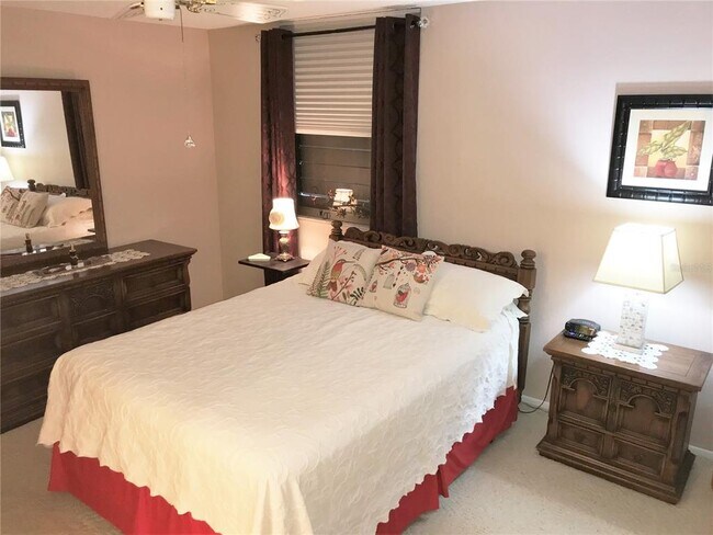 Building Photo - 577 Lakeside Dr