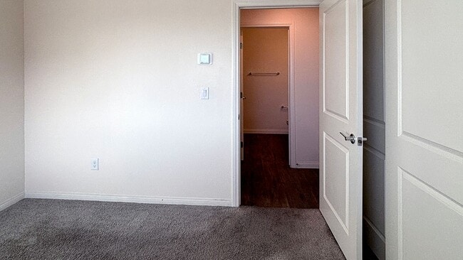 Building Photo - Wonderful 3 Bedroom townhouse with a 1 car garage - 3 levels located in North Las Vegas