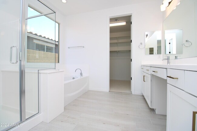 Building Photo - 8725 W Medlock Dr
