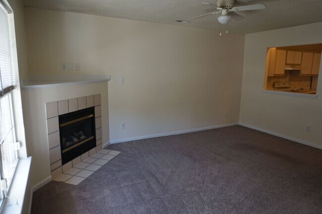Building Photo - Two Bedroom Two and a Half Bathroom Townhouse located in Marsh Oaks Subdivision