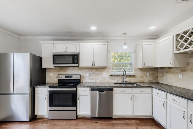 Building Photo - Alamo Heights home available now!