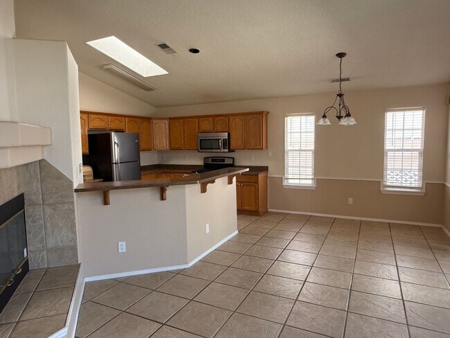 Building Photo - NW Home