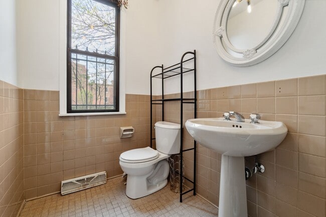 Building Photo - Charming - Manchester Home