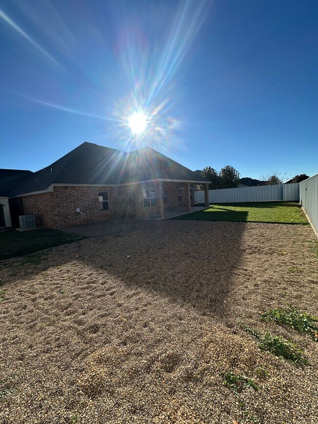 Building Photo - Stunning 4 Bed Home! 3 Car garage ! Mesa School District!