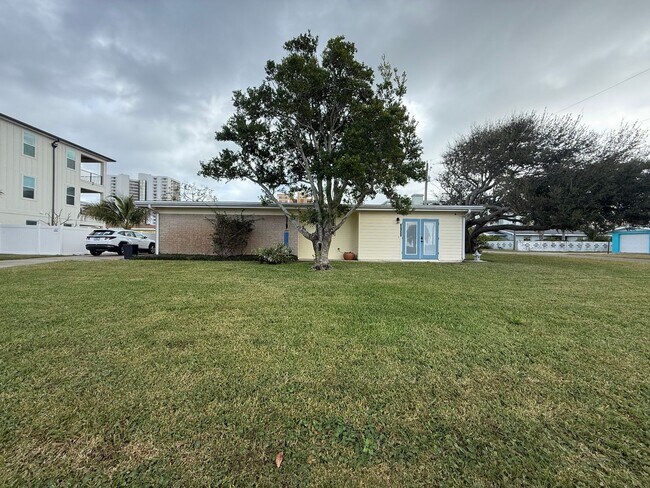 Building Photo - Updated 2 Bedroom 2 Bathroom House