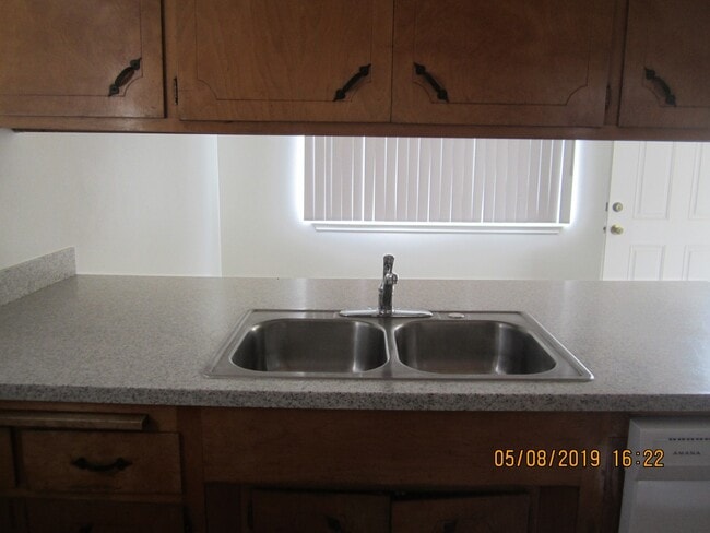 Building Photo - IMMACULATE DUPLEX - GREAT LOCATION
