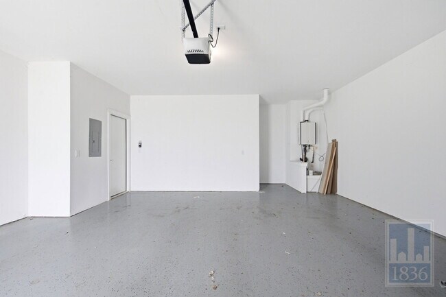 Building Photo - 10925 Tildon Ave