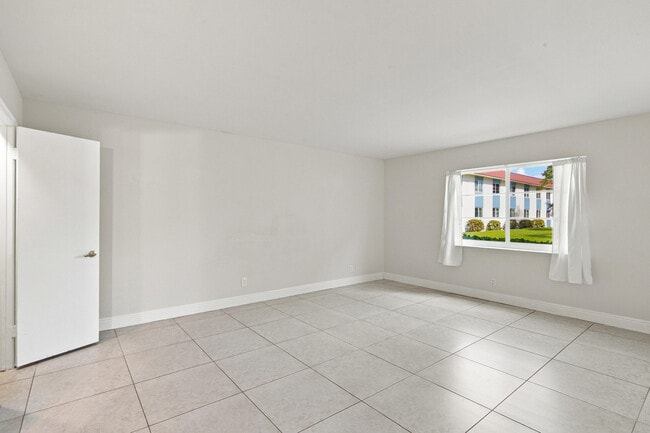 Building Photo - 9 NE 19th Ct