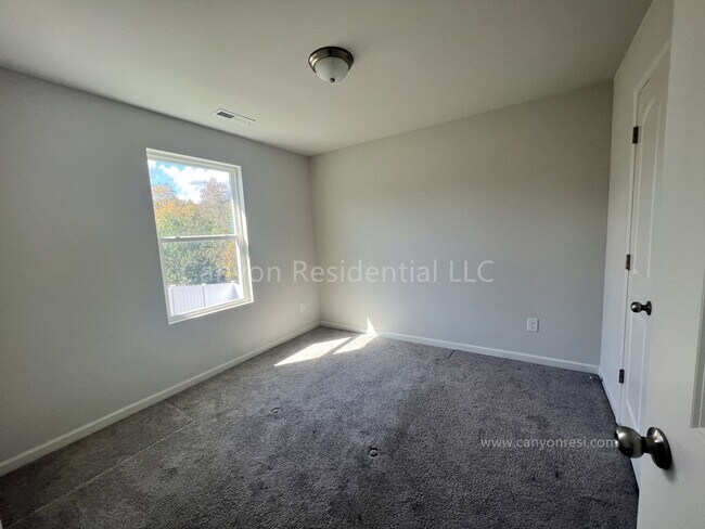 Building Photo - Beautiful 3b Room!Move in ready!