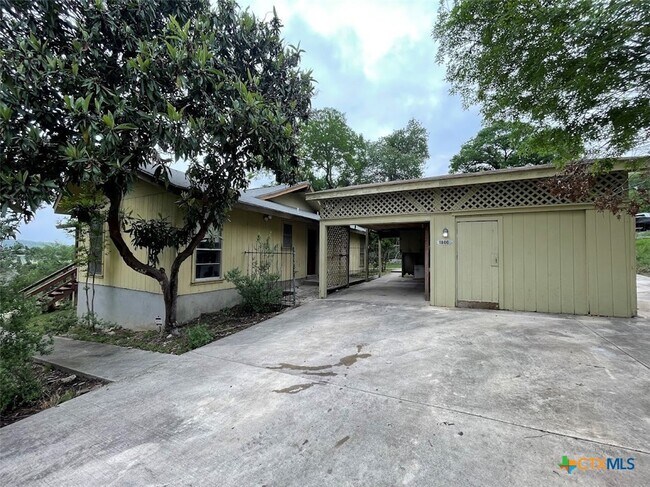 Building Photo - 1800 Charter Oak Dr