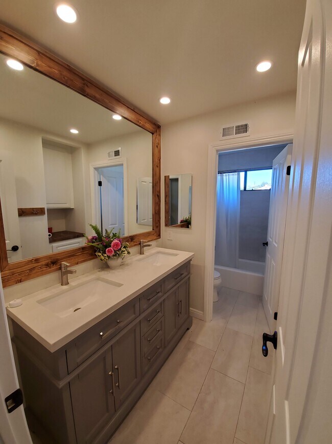 Building Photo - 10021 Resmar Ct