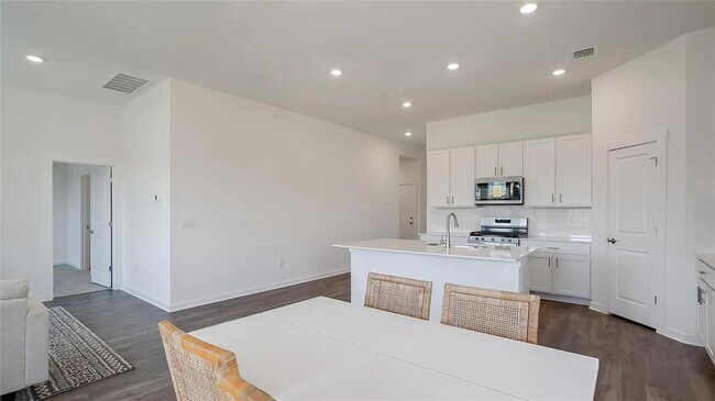 Building Photo - 1813 Walnut Grv Bnd