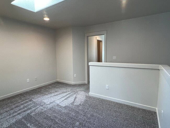 Building Photo - Beautiful Newer Built Home Central location!