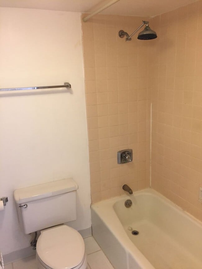 Building Photo - Pearl Regency with 2 Parking! Water views!