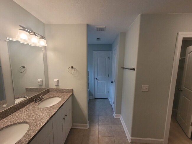 Building Photo - Stunning 4 Bedroom, 2.5 Bath Home Just 3 Blocks to Chesapeake Bay