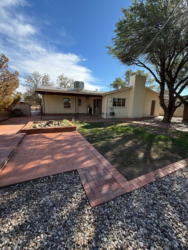 Building Photo - HOUSE FOR RENT