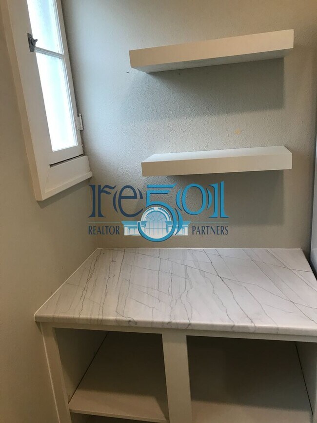 Building Photo - *New Price*  Newly Renovated Immaculate Co...