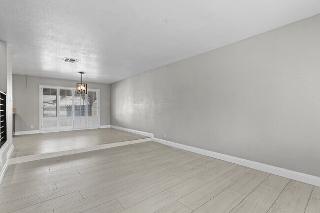 Building Photo - Welcome to your entertainers dream home!
