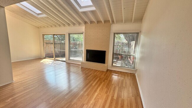Building Photo - 8903 Trone Cir