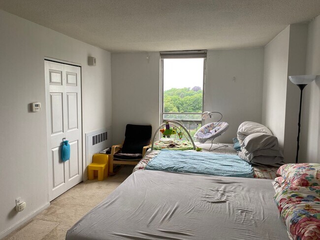 Building Photo - Large 1bd in desirable Brook House. West f...