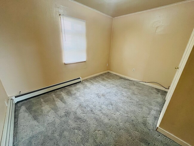 Building Photo - 3 bedroom 2 bathroom house