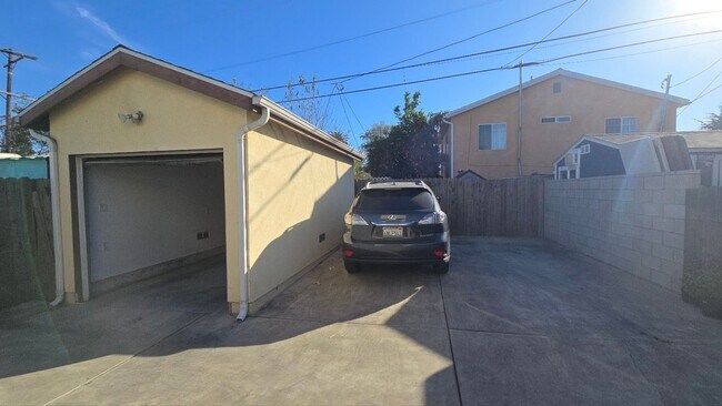 Building Photo - 40(718)