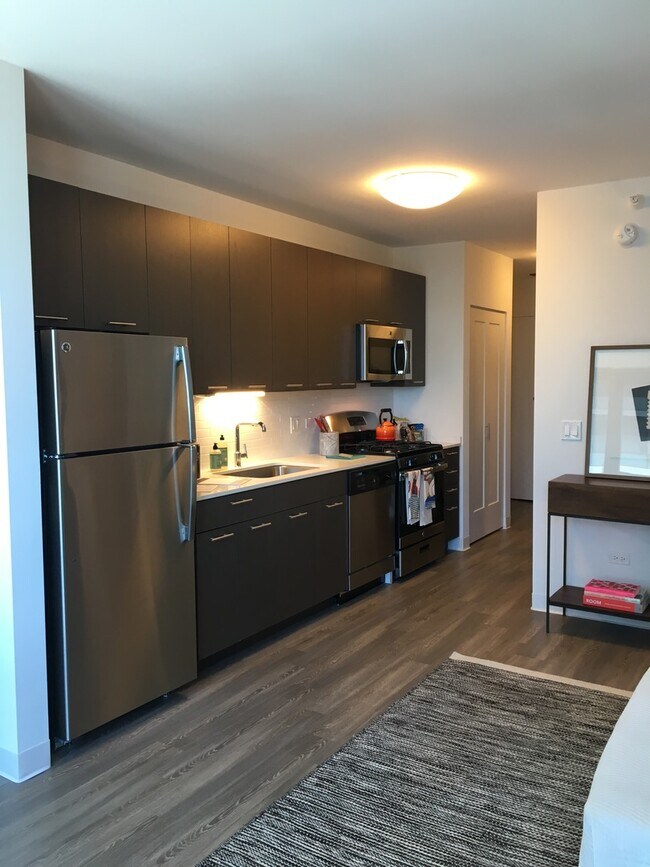 Building Photo - 637 N Wells St