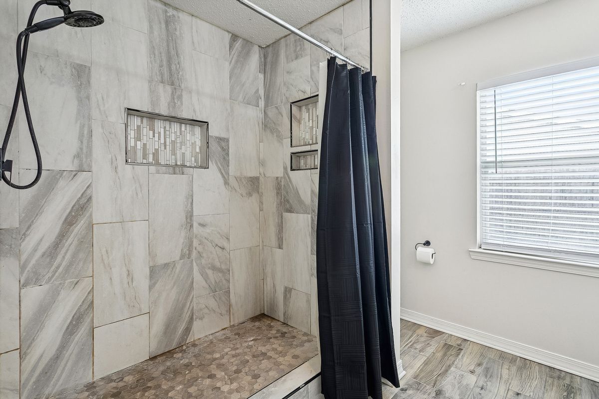 Building Photo - 3001 Meadow Lake Dr E
