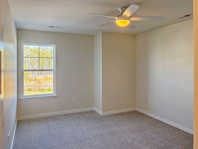 Building Photo - 4 Bedroom, 3.5 Bathroom in Magnolia Green