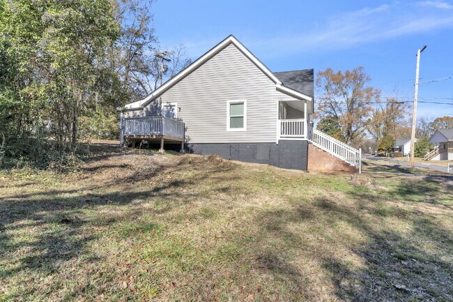 Building Photo - Cozy 2BR, 1BA Home with Spacious Yard in Downtown Anderson! Price improved to $1650/mo rent***