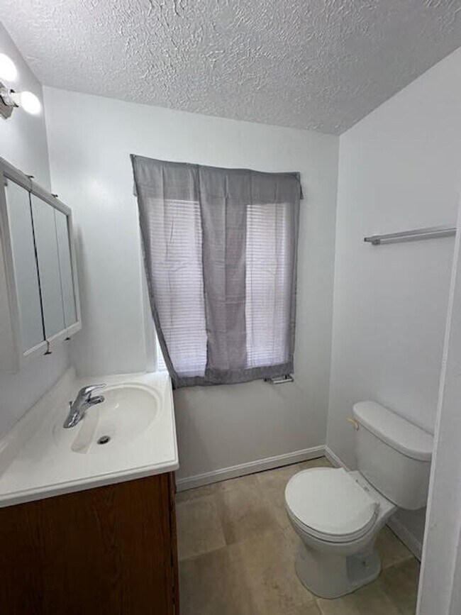 Building Photo - Three Bedroom 1.5 Bathroom House