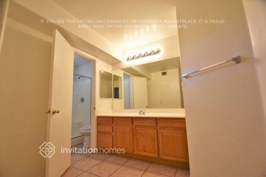 Building Photo - 5614 S 53rd Dr
