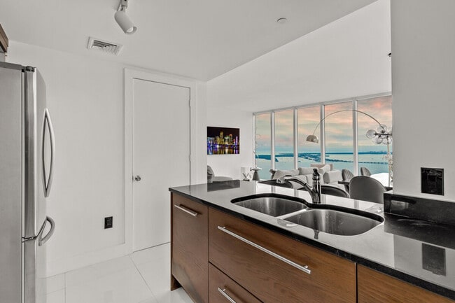 Building Photo - 631 Brickell Ave