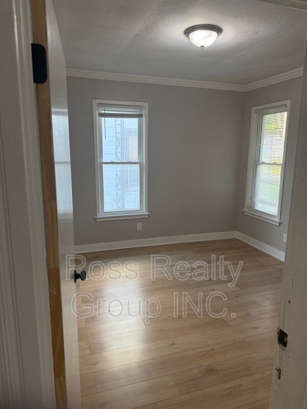 Building Photo - 1121 Delence St