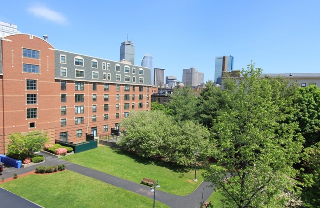 Primary Photo - 624 Columbus Ave