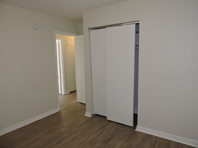 Building Photo - Convenient Northeast location!