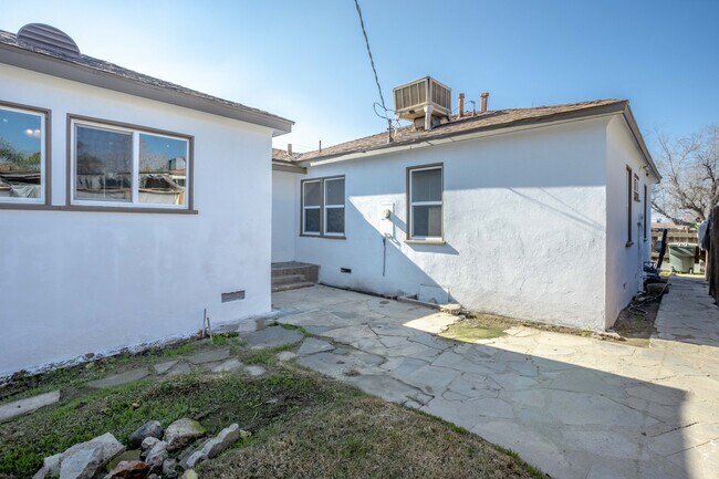 Building Photo - 312 S Myrtle St