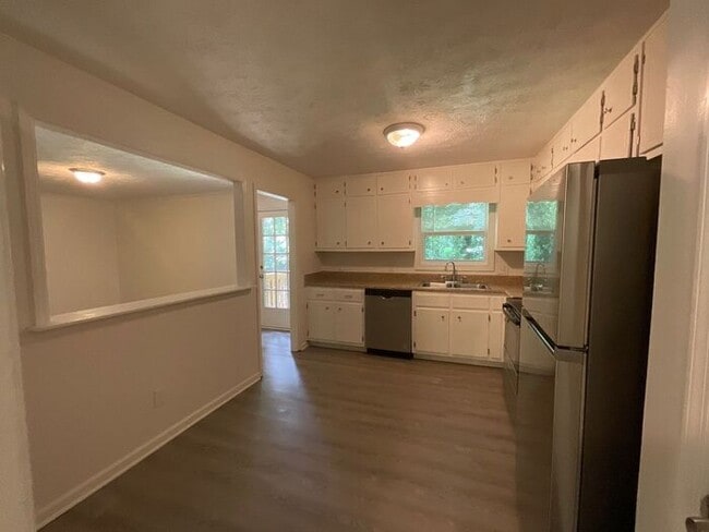 Building Photo - 545 Navarre Dr