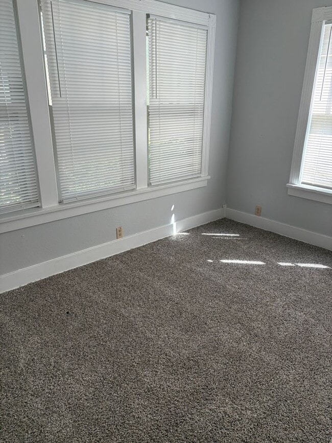 Building Photo - WALKING DISTANCE TO THE U OF A!!!