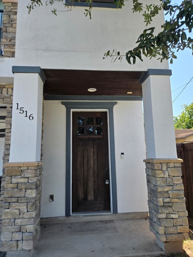 Building Photo - 1516 Amundsen St